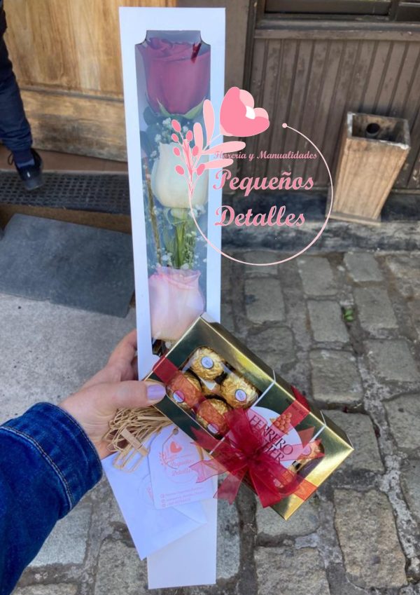 Caja plana tres rosas rojas y bombones - Imagen 2