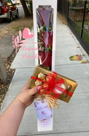 Caja plana tres rosas rojas y bombones