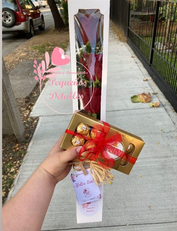 Caja plana tres rosas rojas y bombones