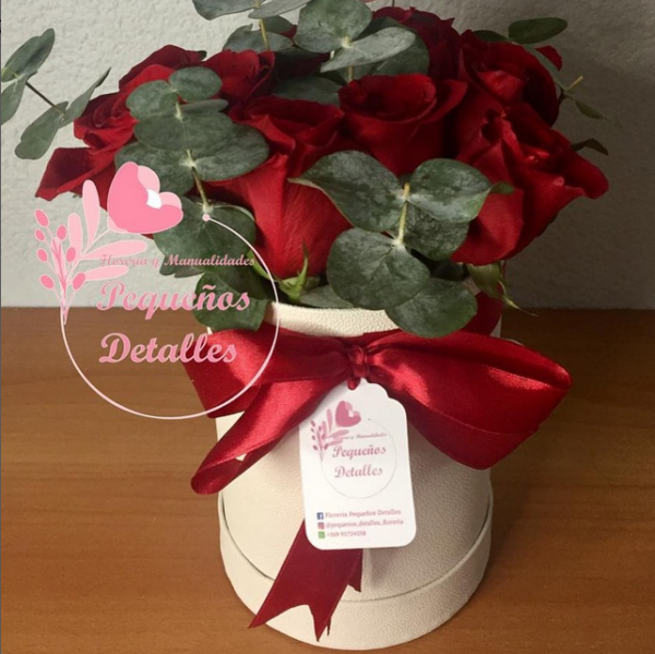 Cilindro rosas y eucalipto