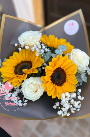 Mini ramo de rosas  y girasoles