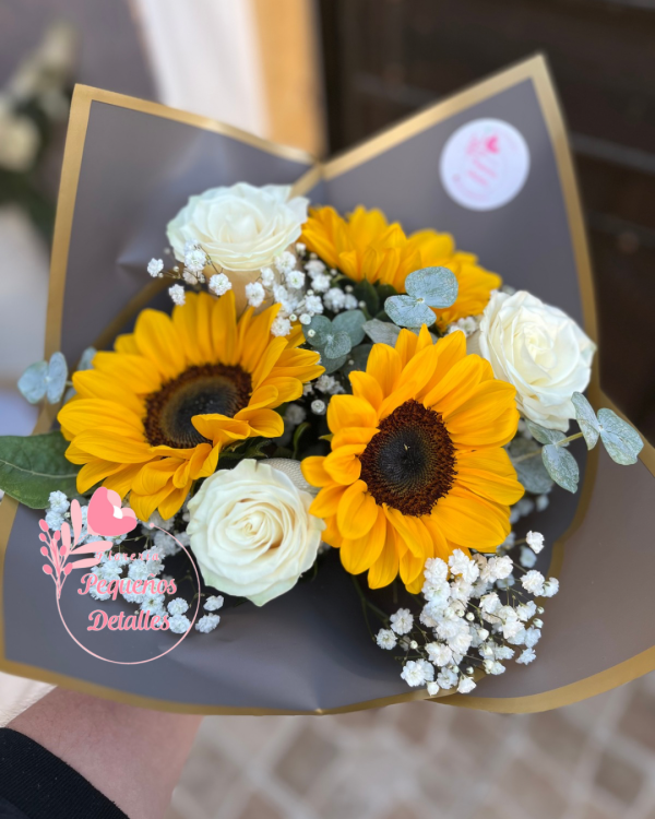 Mini ramo de rosas  y girasoles