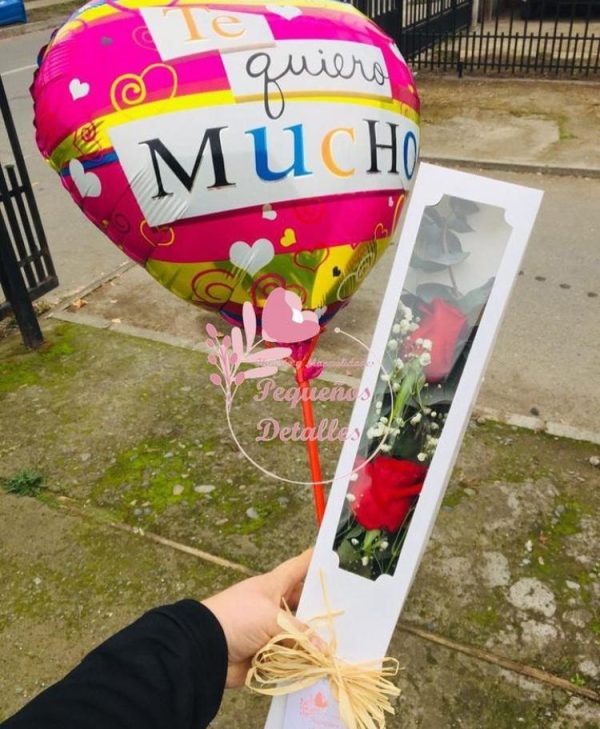 Caja  de dos rosas con un globo