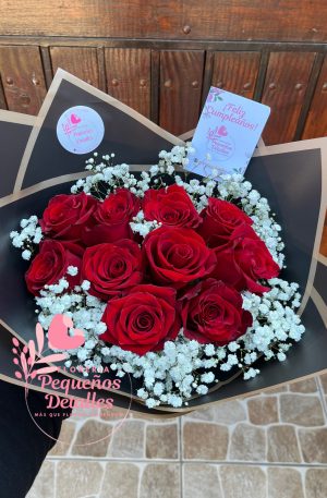 Ramo de rosas con borde de gypsophila