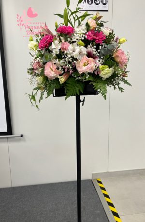 Arreglo floral decorativo mediano en pedestal