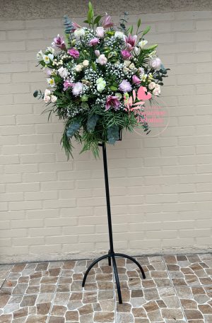 Arreglo floral decorativo en pedestal