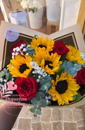 Ramo de rosas y girasoles