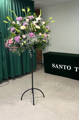 Arreglo floral decorativo en pedestal