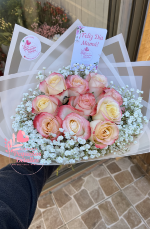 Ramo de rosas con borde de gypsophila